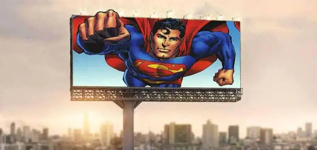 Cartellone pubblicitario con l'immagine di Superman sullo sfondo di una città