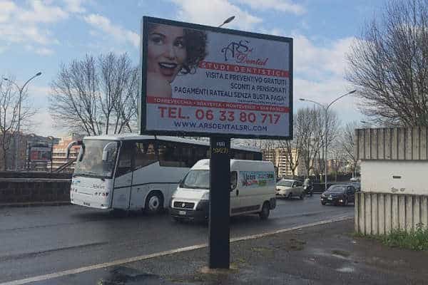 Un affissione temporanea posta su una via ad alto traffico