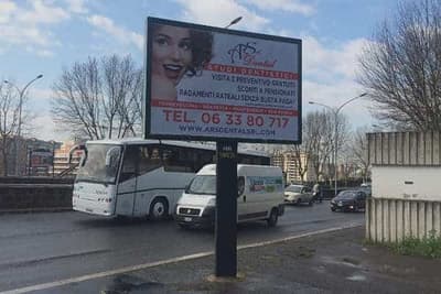 Un affissione temporanea posta su una via ad alto traffico