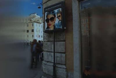 Indicatore viario posto nel centro di Roma