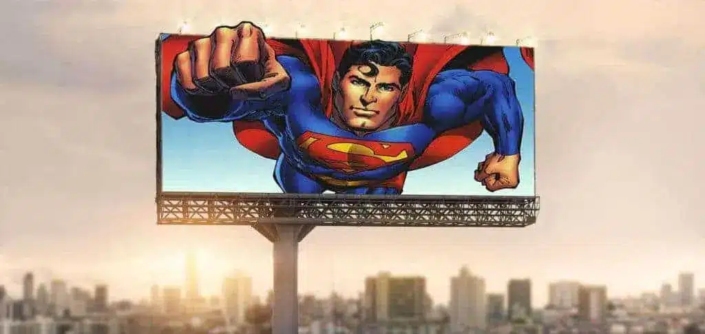 Cartellone pubblicitario con l'immagine di Superman sullo sfondo di una città